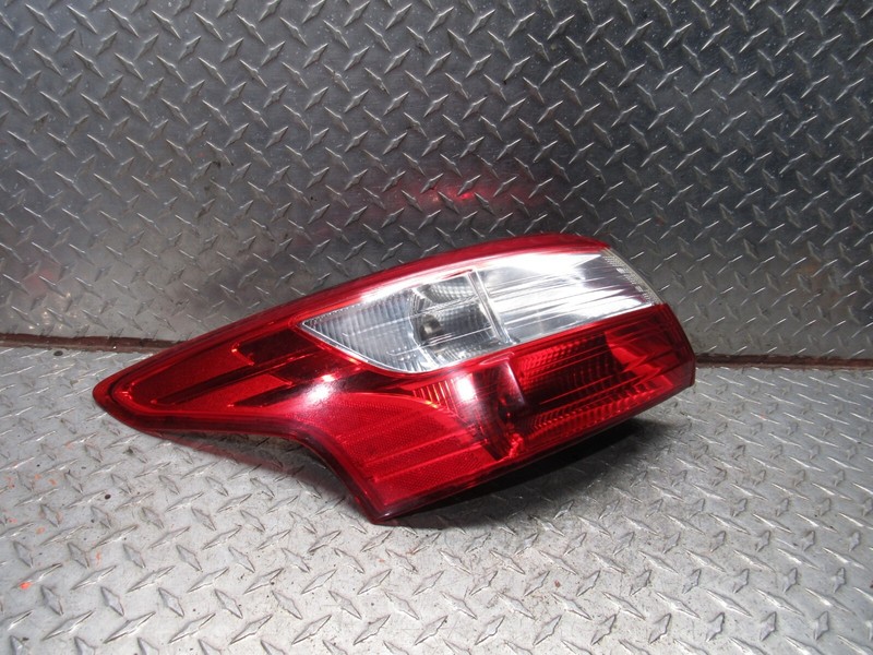12 - 14 FORD FOCUS LEFT DRIVER REAR QUARTER PANEL MOUNTED OUTER TAILLIGHT LAMP