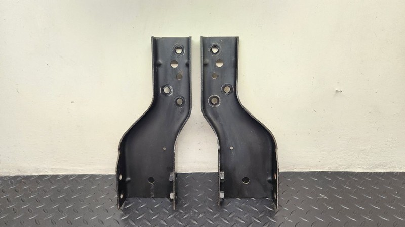 98-04 Chevrolet S10 Pickup Rear Bumper Mounting Brackets Pair OEM 15719940