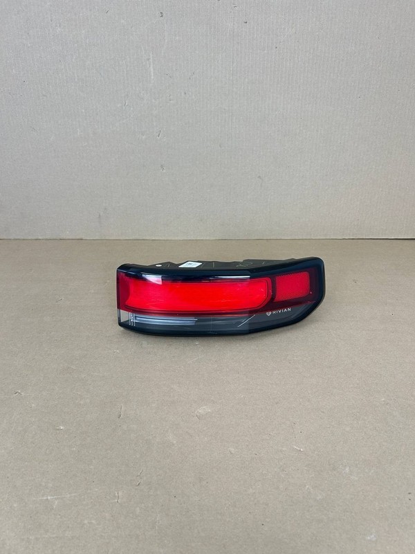 ✅22-24 Rivian R1T Rear RH Passenger LED Tail Light Lamp PT00003888L w/scratch