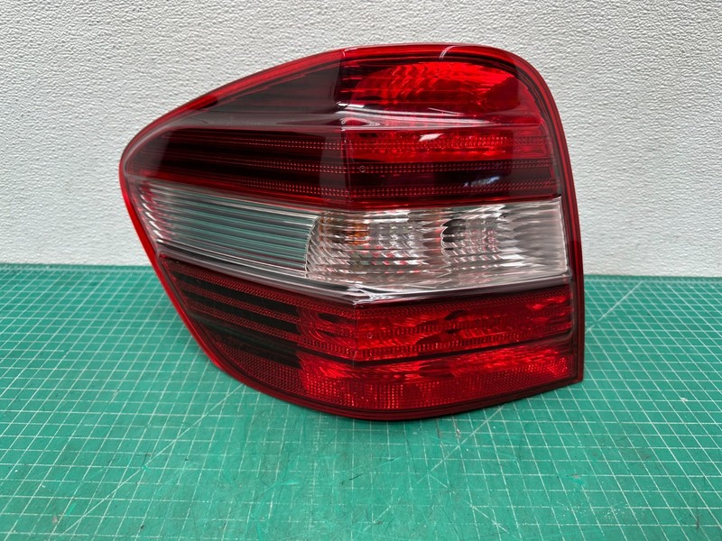 10-11 Mercedes ML350 W164 - REAR LEFT DRIVER SIDE TAILLIGHT TAIL LIGHT LAMP OEM