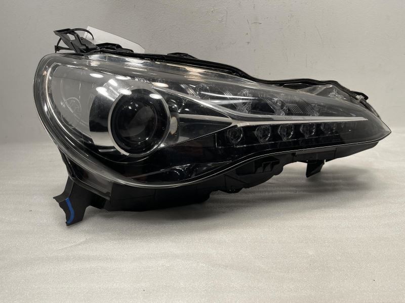2017-20 TOYOTA 86 RIGHT HEADLIGHT 1 MOUNT CRACKED 1 BROKEN -LED- 18K BASE 36936
