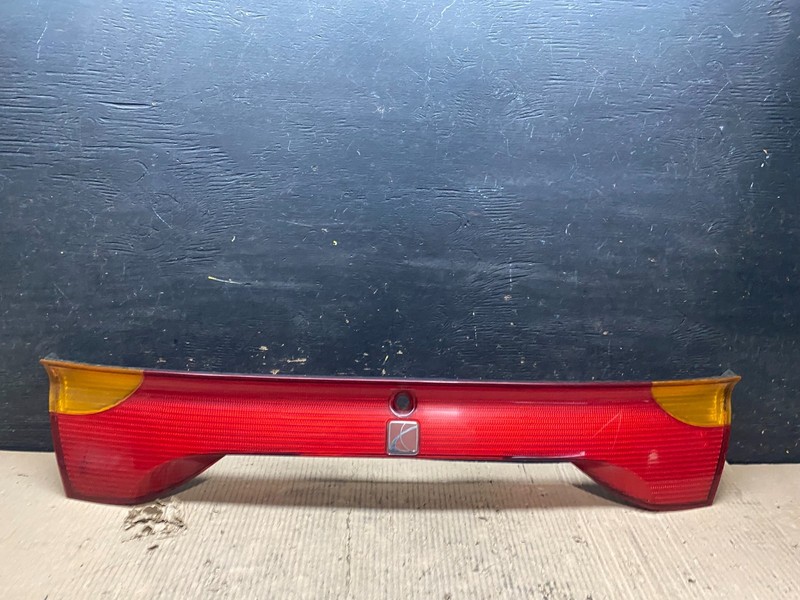 2001 to 2002 Saturn SC1 Trunk Rear Center Tail Light Panel OEM V4163 DG