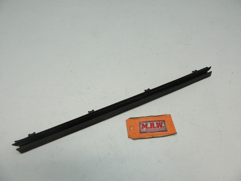 RIGHT REAR DOOR PANEL TOP INNER EDGE RUBBER MOLDING TRACK SEAL CHANNEL STRIP RR