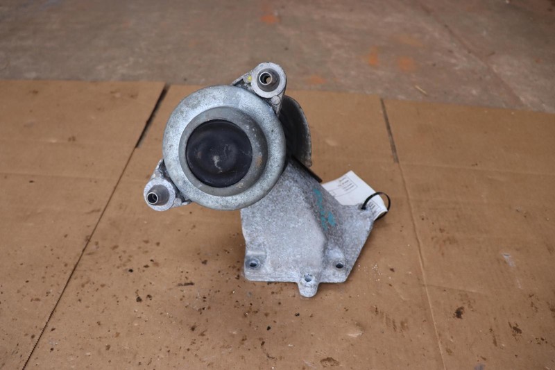 2010-2011 MERCEDES E350 W212 RWD SEDAN RIGHT ENGINE MOTOR MOUNT SUPPORT OEM