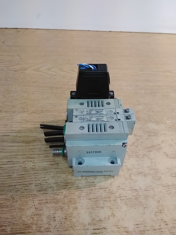 Numatics 239-1088 Sub-D Connector W/ (2) R22BW4Z3ML00061 Solenoid Valve