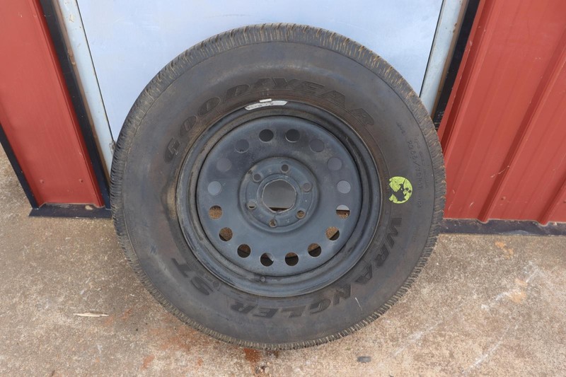 2007-220 GMC YUKON SPARE WHEEL RIM TIRE GOODYEAR 265/70 R17 OEM