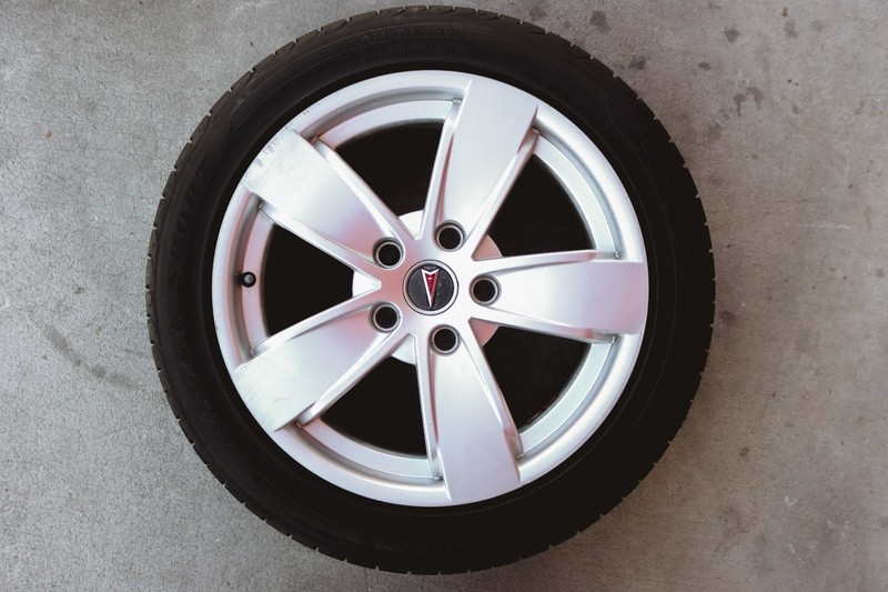04-06 Pontiac GTO 17X8 Silver 5 Spoke Wheel Rim & Goodyear 245/45R17 Tire *USED*