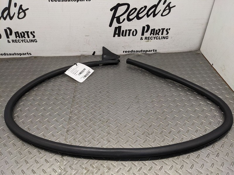 2015-2023 FORD MUSTANG CONVERTBILE FRONT RIGHT SIDE DOOR RUN CHANNEL WEA 1182040