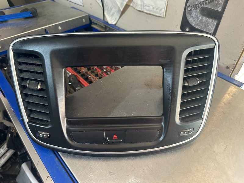 15-17 CHRYSLER 200 OEM Radio & Vent Dash Bezel Trim Panel for 5" Screen
