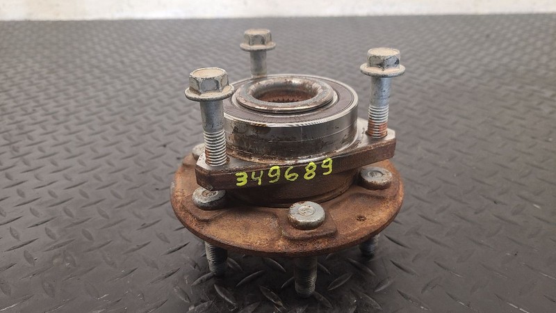 18-24 Chevrolet Traverse Front Hub Assembly OEM 13552419