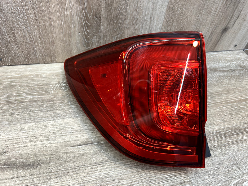 Honda 2016-18 Pilot/2022-23 Passport LH TAIL LIGHT ASSY OEM PART# 33550-TG7-A010