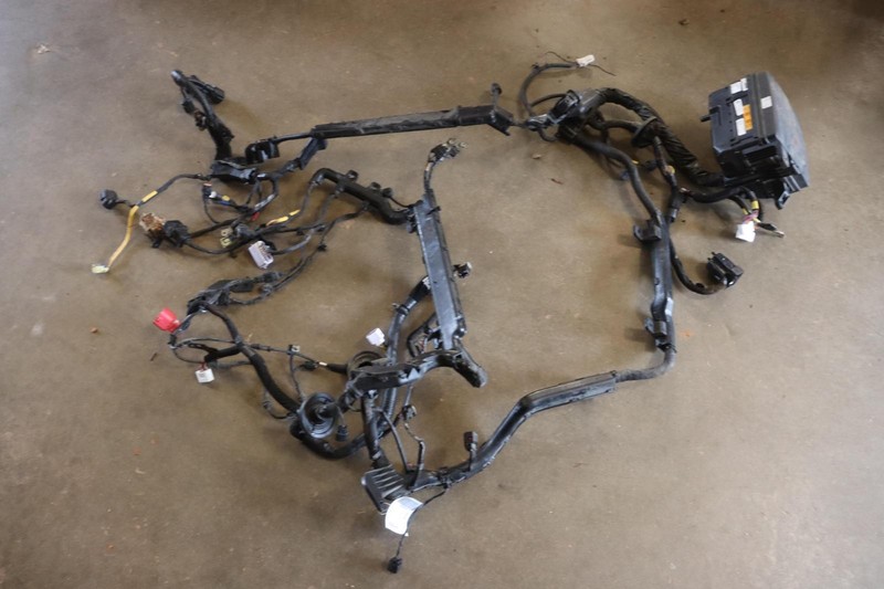 2017-2019 GENESIS G90 5.0L ENGINE BAY ROOM WIRE WIRING HARNESS & FUSE BOX OEM