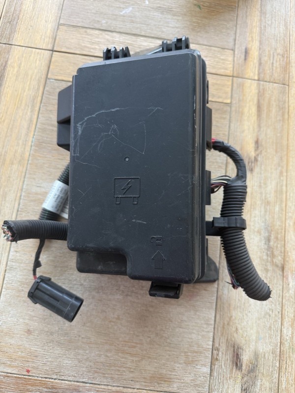 06-09 Buick LaCrosse 6-09 BUICK ALLURE Engine Compartment Fuse Box 3.6L 3.8L OEM
