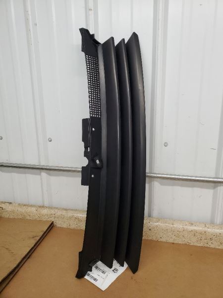 Grille VIN J 8th Digit Includes City Upper Fits 99-07 GOLF 282125