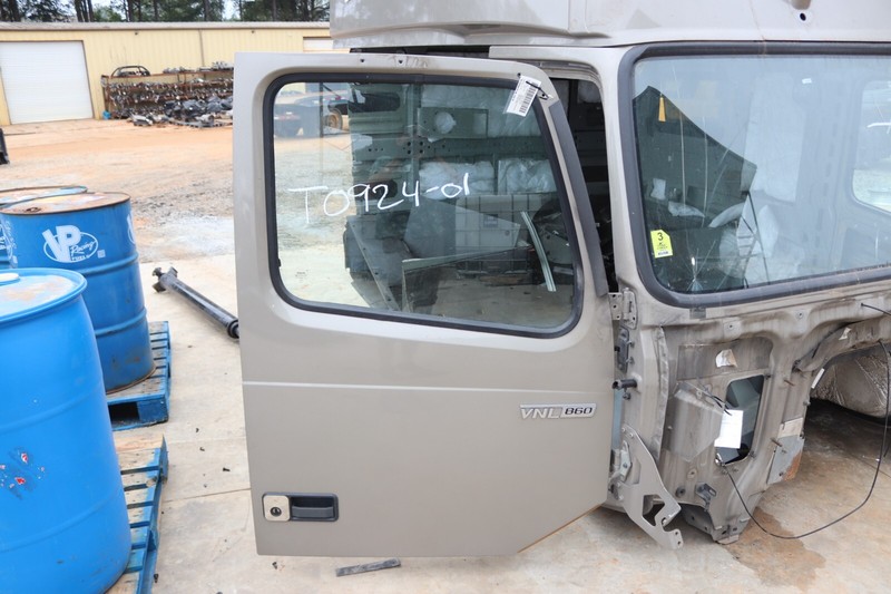 2019-2023 VOLVO VNL 860 FRONT RIGHT PASSENGER SIDE DOOR SHELL PANEL W/ GLASS OEM