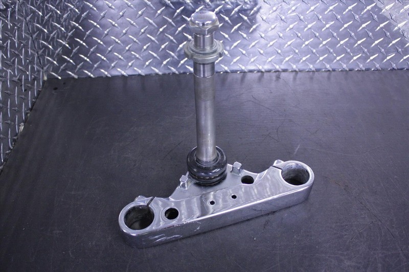 96 SUZUKI VS 800 INTRUDER LOWER TRIPLE TREE CLAMP STEM STEERING VS800