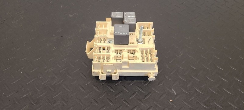 2002 Cadillac Escalade Under Dash Fuse Box OEM 1577099601