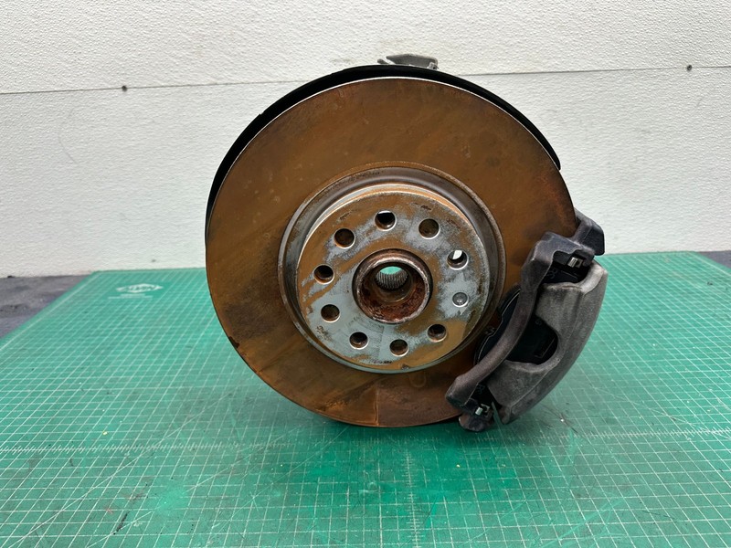17-20 Audi A3 Sedan FRONT RIGHT SIDE SPINDLE KNUCKLE W/ HUB SET OEM