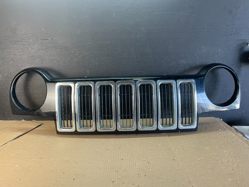 2002 2003 2004 Jeep Liberty Grill Grille Plastic OEM AE3718 DG