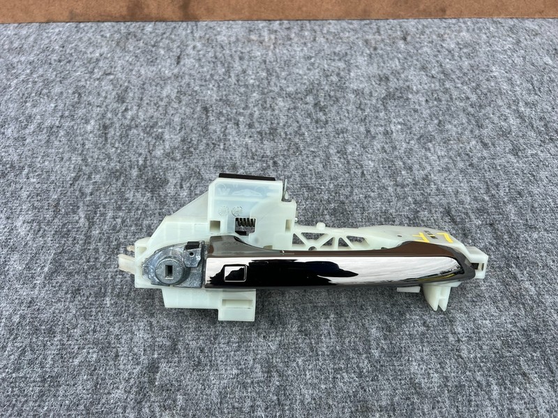 GENESIS G70 2019-2026 OEM FRONT LEFT DRIVER DOOR HANDLE ASSEMBLY (CHROME)