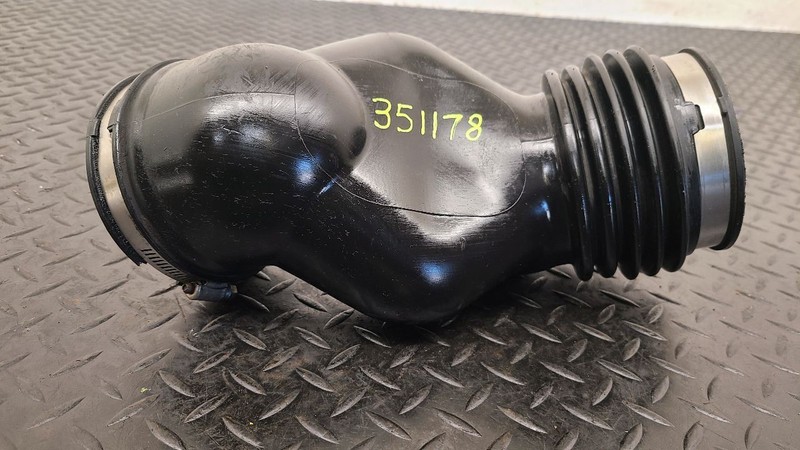 03-07 Chevrolet Express Van 4.8L Air Cleaner Outlet Duct OEM 15104215