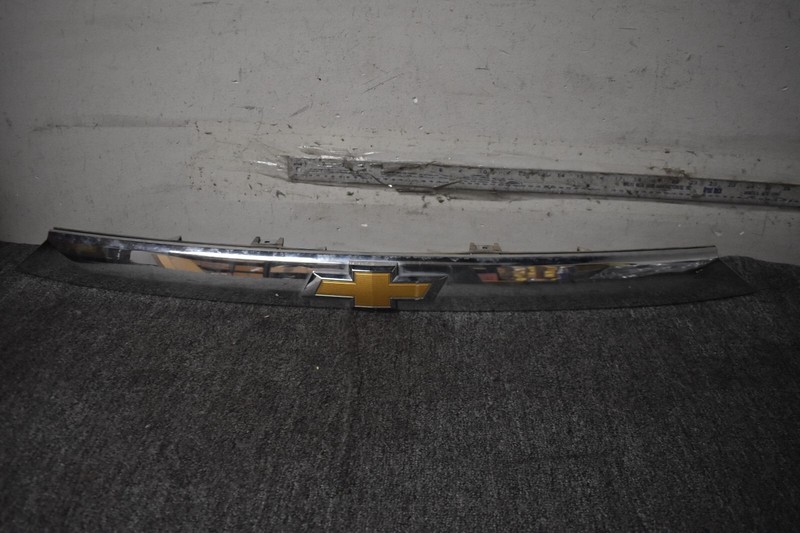 2018-2020 CHEVROLET TRAVERSE REAR TAILGATE TRIM FACTORY OEM