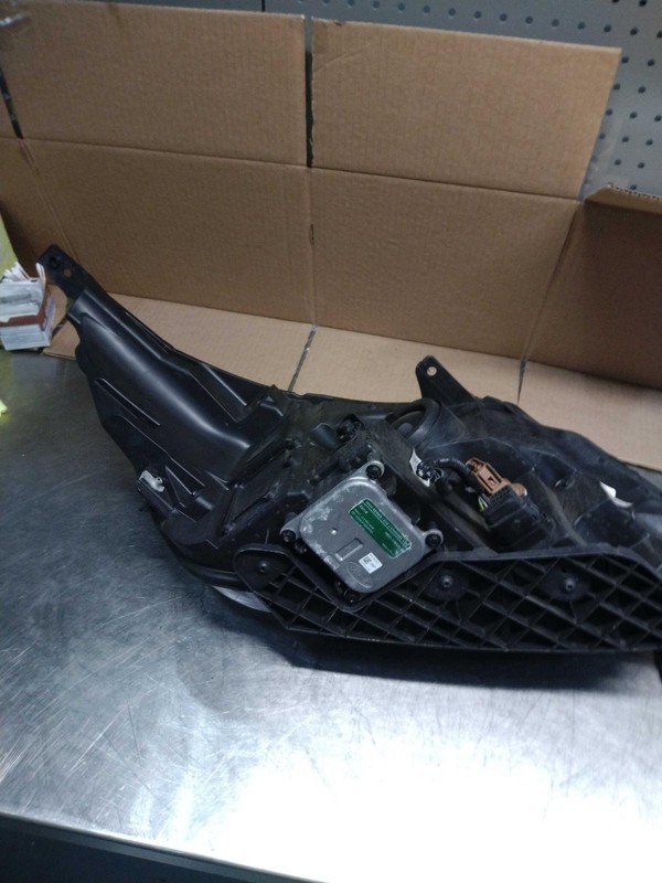 Used Left Headlight Assembly fits: 2019 Ford Explorer Base w/o police package Le