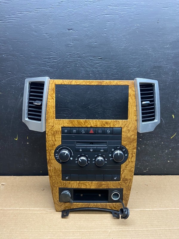 2008 to 2010 Jeep Grand Cherokee Center Navi Radio Air Vent Bezel OEM W0110DG