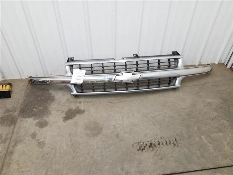 Grille Excluding Ltz Chrome Fits 00-06 SUBURBAN 1500 236422