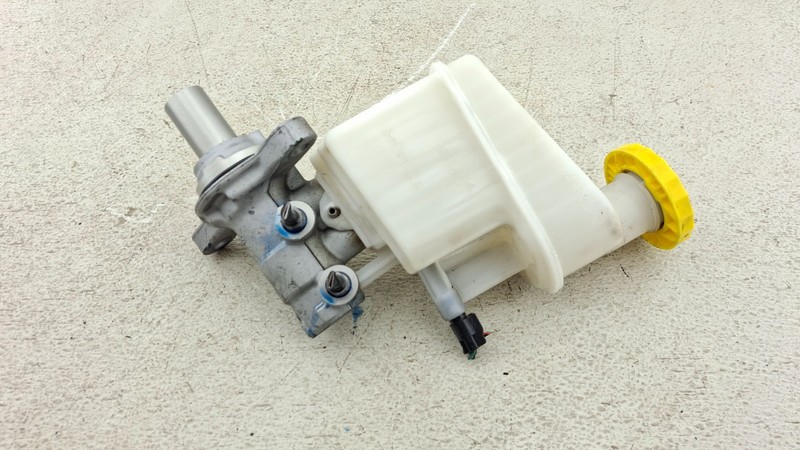2017-2024 JEEP COMPASS BRAKE MASTER CYLINDER W/ RESERVOIR OEM