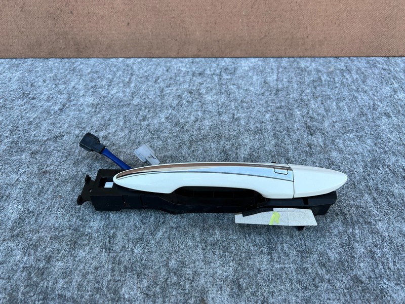 INFINITI Q60 2017-2022 OEM RIGHT PASSENGER DOOR HANDLE ASSY (KEYLESS/ WHITE) 17K