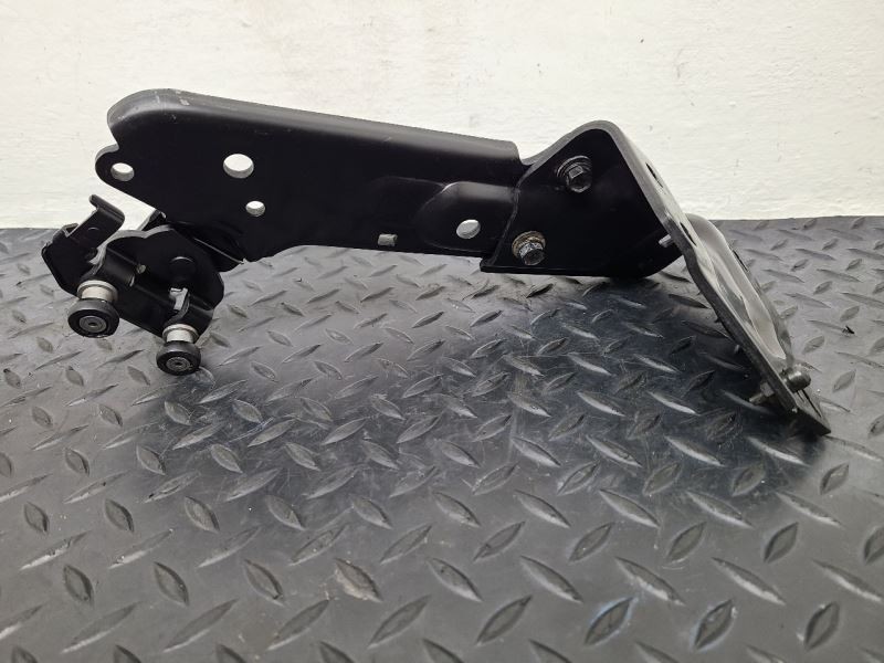 06-14 Kia Sedona Rear Right Passenger Door Lower Roller OEM 83960-4D002
