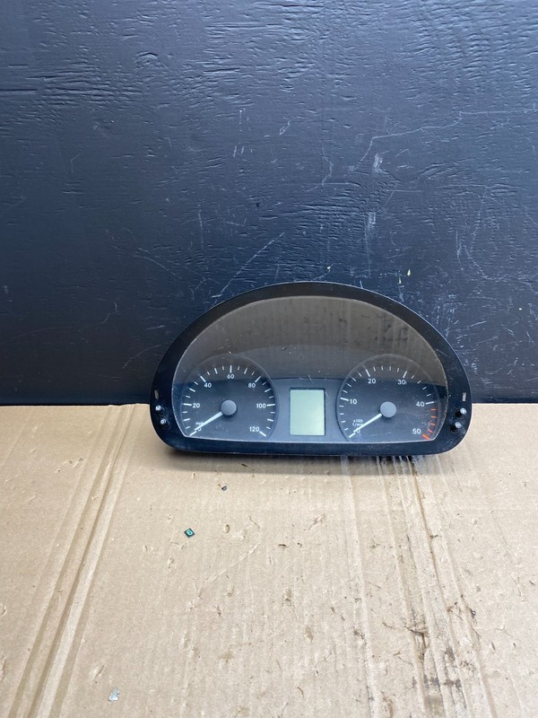2014 to 2018 Mercedes Sprinter 2500 Speedometer Gauge Cluster AB8975 DG