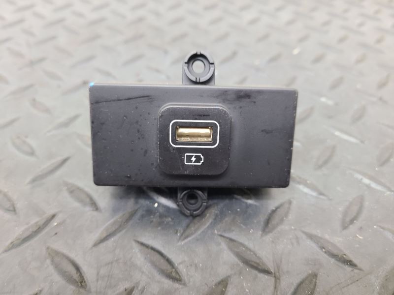 21-23 Kia Sorento Rear USB Charging Port OEM 96125-P2510