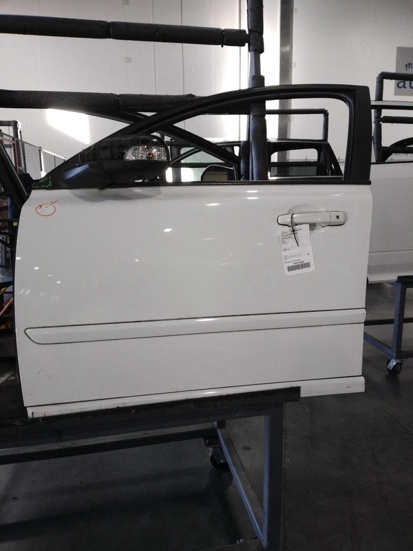 2011 Volvo 40 Series Left Front Door White Good Condition Small Dent 437479