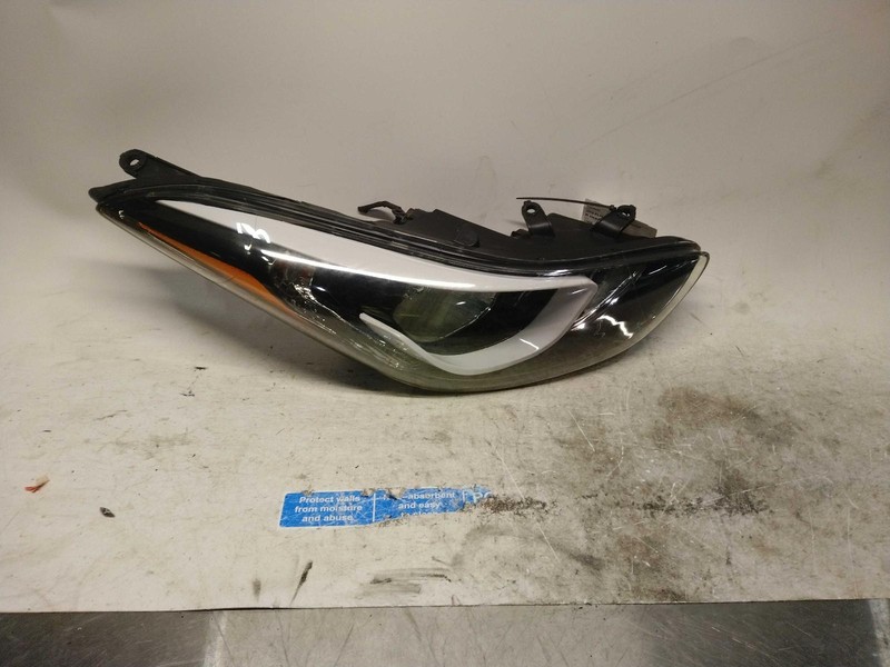 2016 Hyundai Elantra Right Headlight Assembly Black OEM 669736 Used 113K Miles