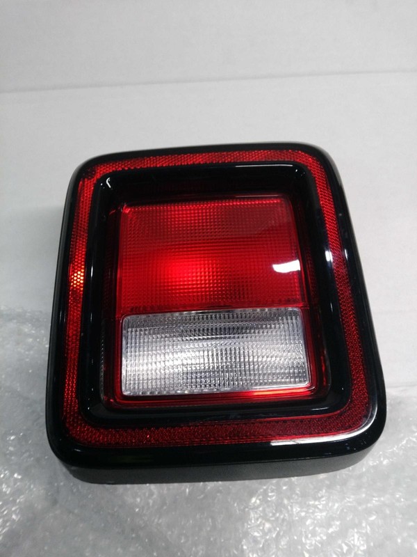 2018 Jeep Wrangler Right Tail Light Assembly Silver 683864 46K Miles Used