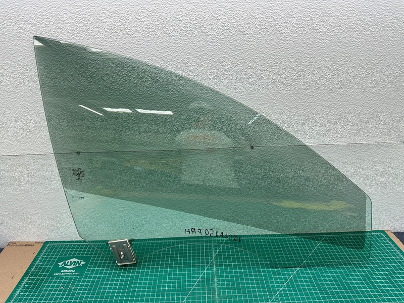 14-19 Mercedes CLA250 C117 FRONT RIGHT PASSENGER SIDE DOOR WINDOW GLASS OEM