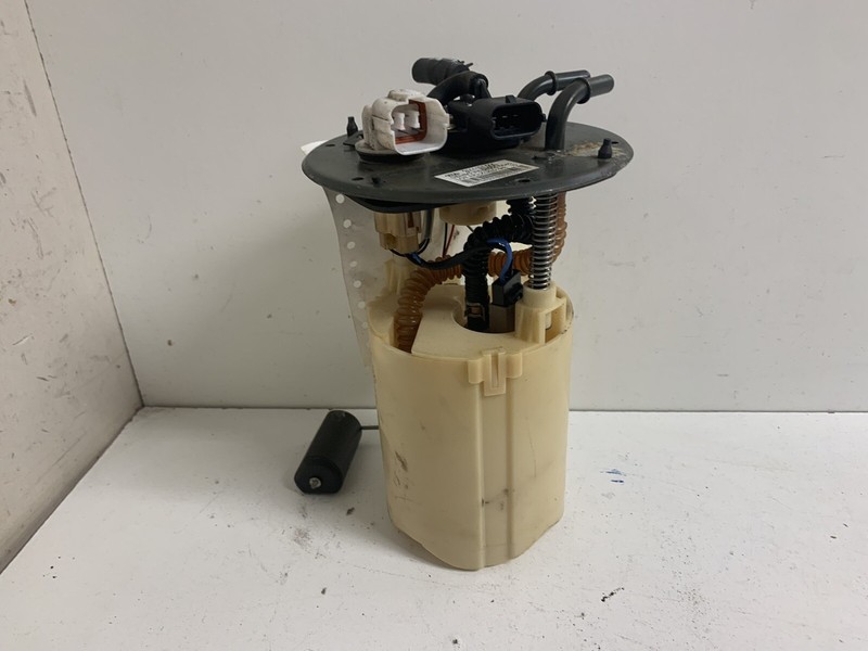 2003 Kia Rio Fuel Pump w Sending Unit & Bracket Float 31111-FD200 Oem