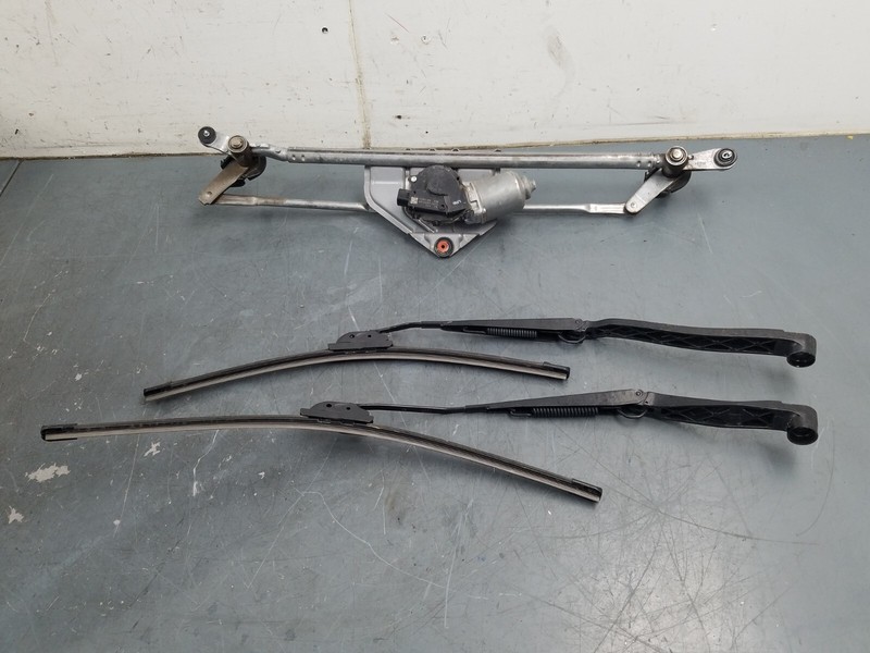 2014 Chevy Camaro Z28 Windshield Wiper Motor / Arms #9010 L5