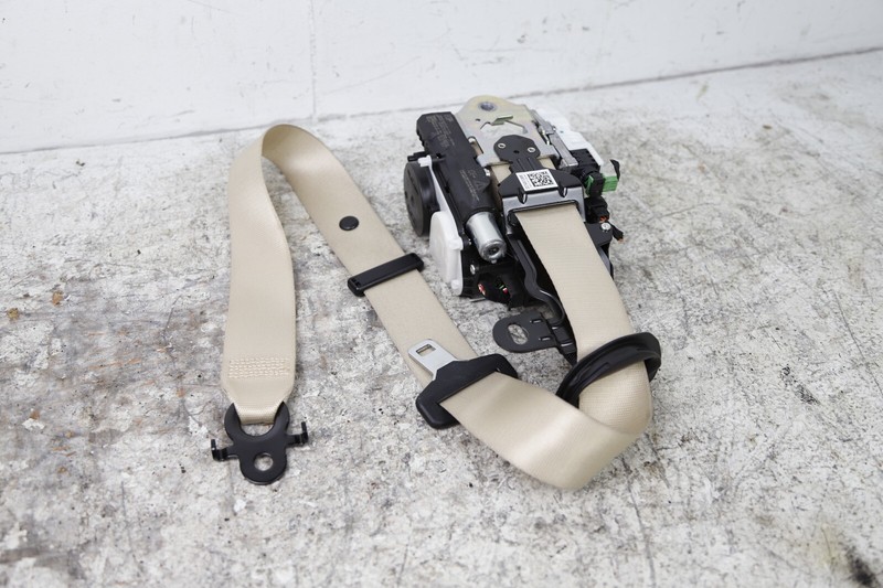 17-22 BMW 530 540 G30 FRONT RIGHT SIDE SEAT BELT RETRACTOR CANBERRA BEIGE 44K