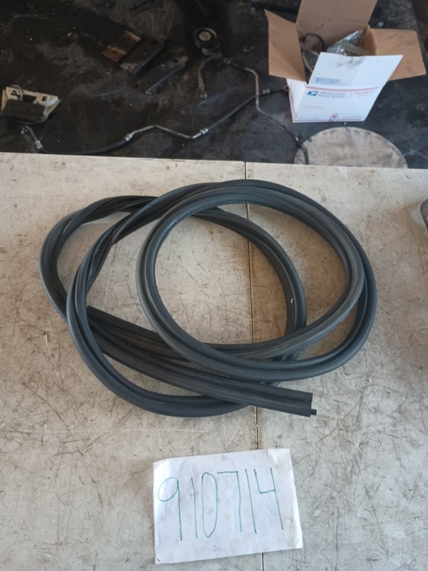 98-03 Mercedes W163 ML500 tailgate sealing rubber