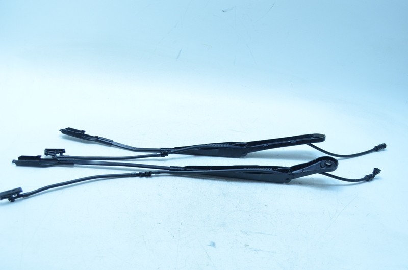 22-24 BMW i4 G26 FRONT LEFT / RIGHT WINDSHIELD WIPER ARM SET OEM
