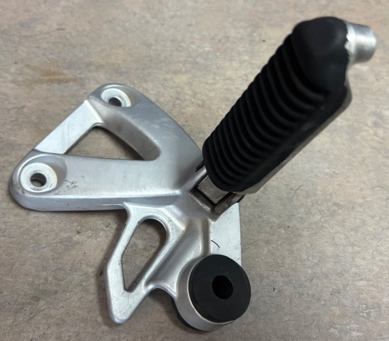 02 Suzuki GSX750 GSX 750 Katana Right Rear Foot Peg Pedal Mount Bracket Back Z6