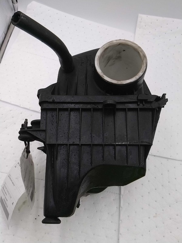 2009 Chrysler Town & Country Air Cleaner Assembly OEM 04809877AC 105k Miles