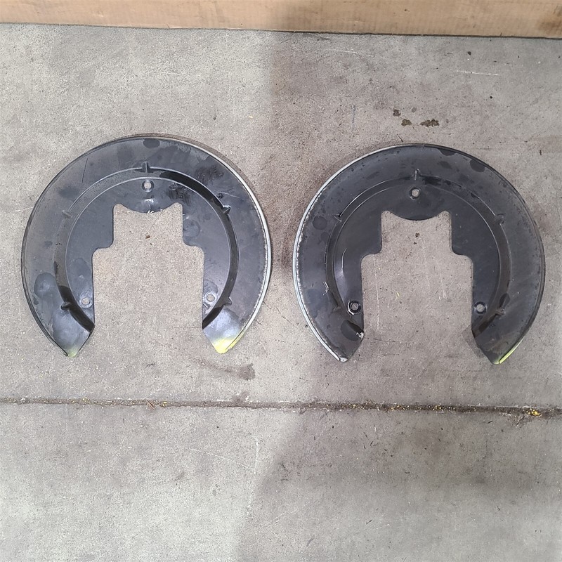 10-14 Mustang Gt Rear Axle Brake Dust Shield Caliper Mount Lh Rh Aa7382