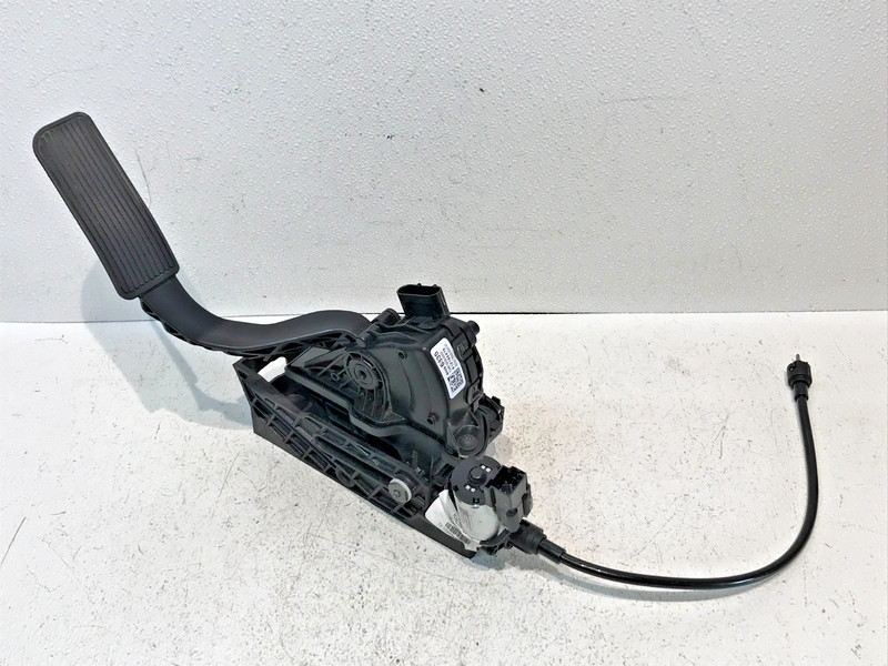 2015 - 2020 CADILLAC ESCALADE OEM ACCELERATOR GAS PEDAL 23362241