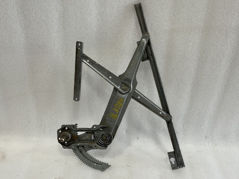 1984 1985 1986 1987 HONDA CIVIC SEDAN RIGHT FRONT DOOR WINDOW REGULATOR MANUAL