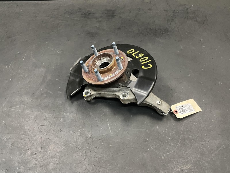 Front Right Steering Knuckle w/ Hub 2019 Chevrolet Equinox 84210077 2018 - 2023