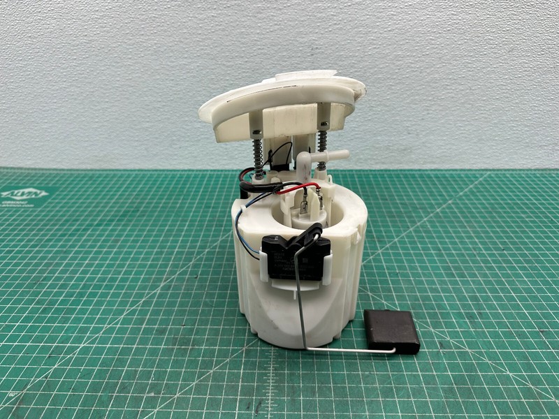 12-15 Mercedes C250 W204 M271 FUEL GAS TANK PUMP UNIT OEM
